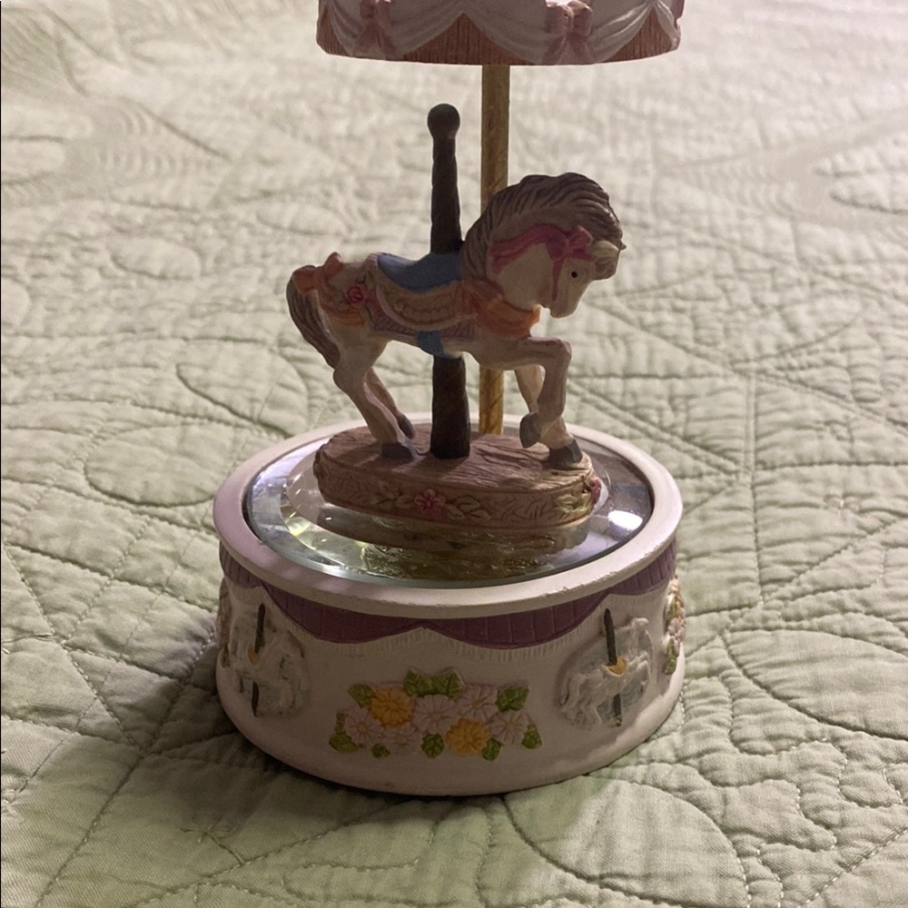 Charming Carousel Horse Music Box - Multicolor